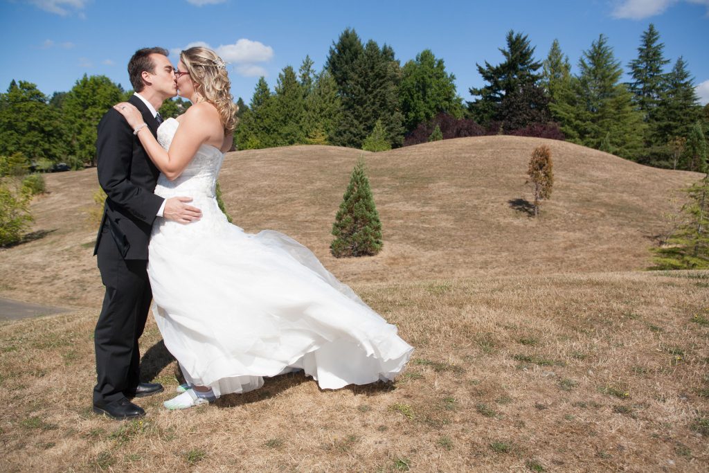 portland-oregon-bride-groom-kiss-outdoors