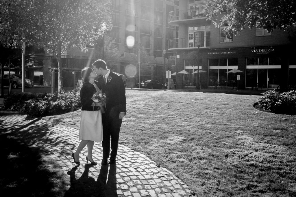 downtown-portland-or-wedding-kiss