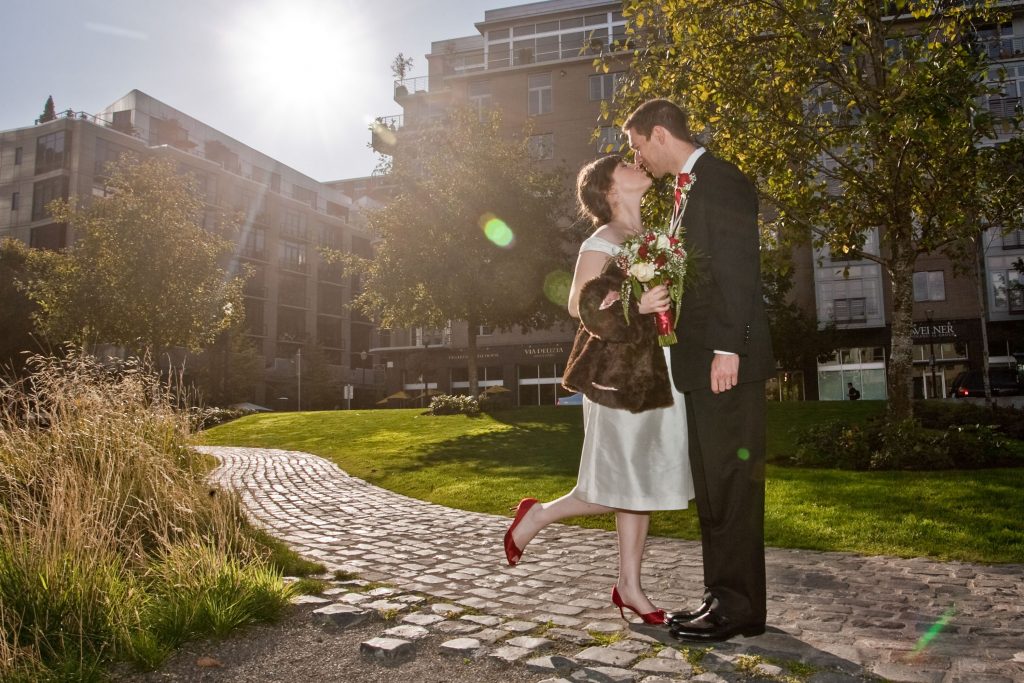 downtown-portland-or-wedding-kiss