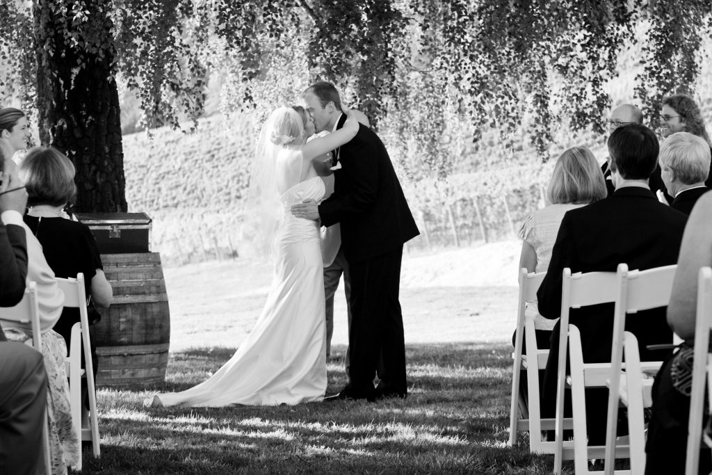 portland-wedding-kiss