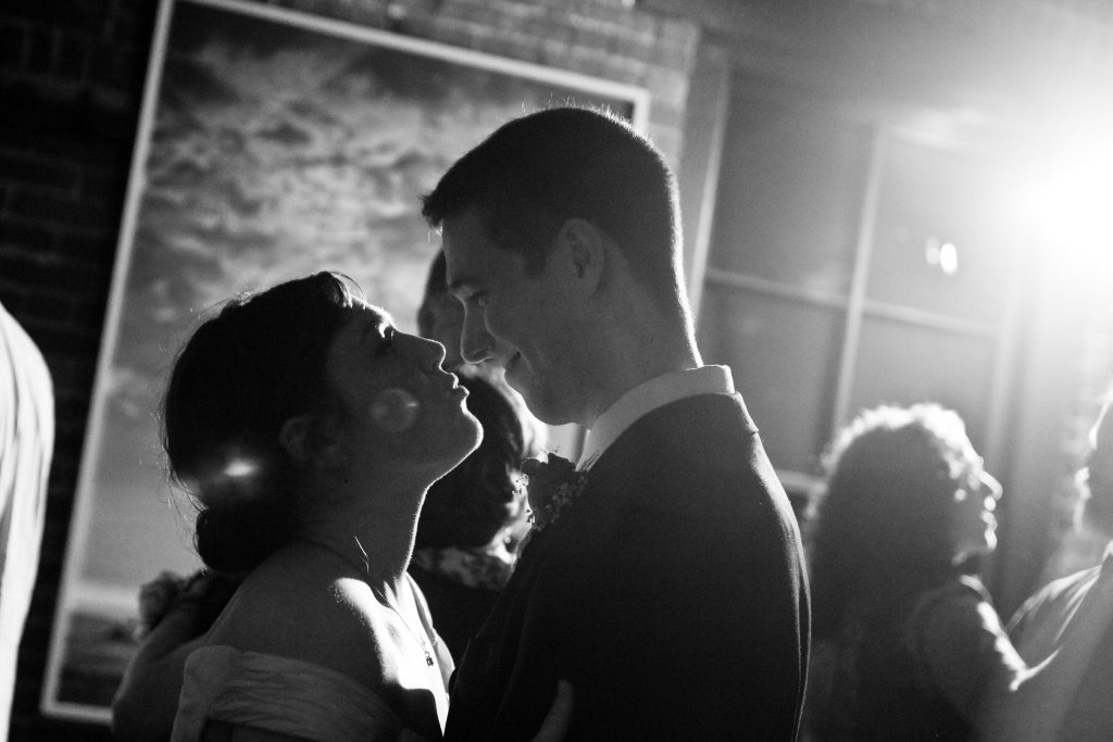 reception-oregon-portland-wedding-kiss